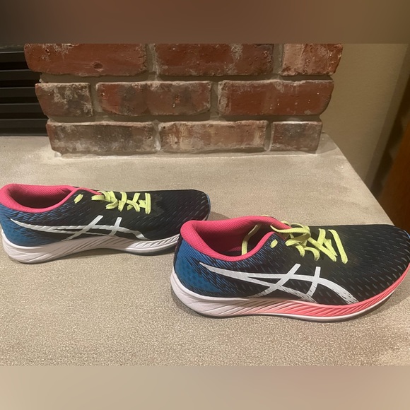 Size 8 ASICS - Picture 2 of 3